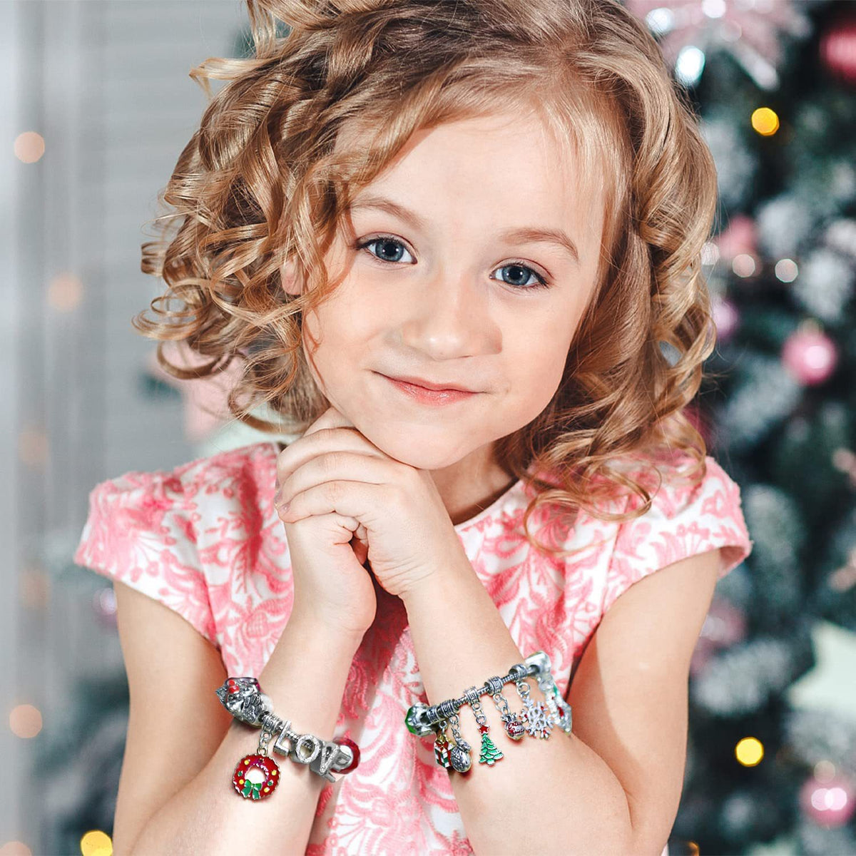 Pulseira de charms de Natal no pulso