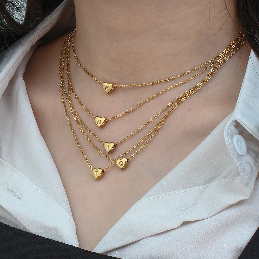 Colar coração com inicial dourado