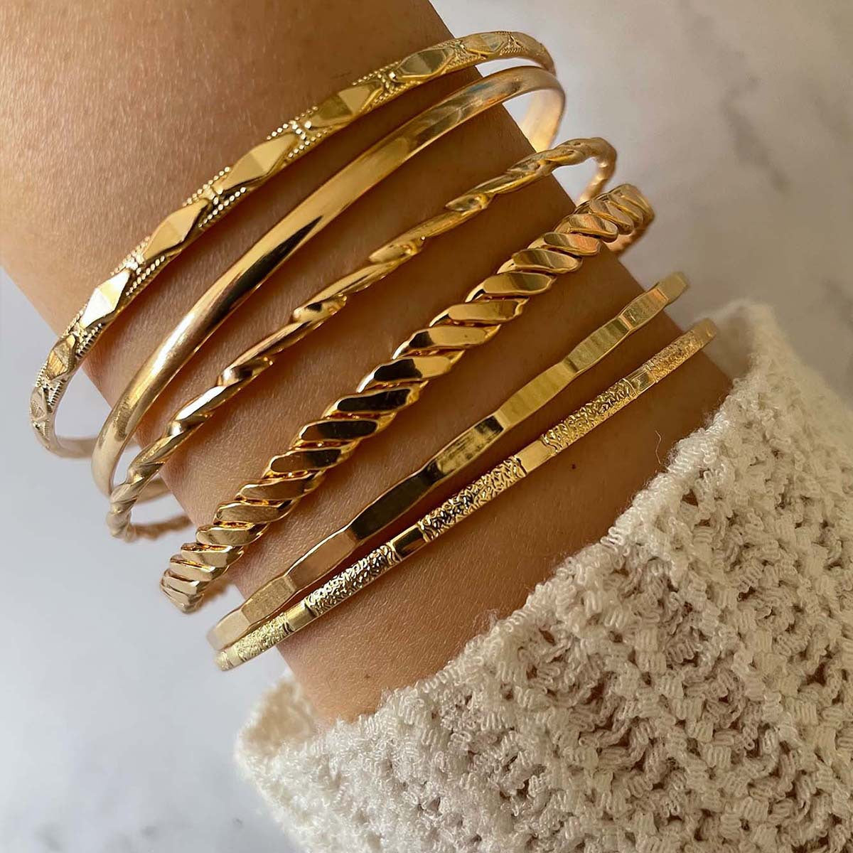 Pulseiras douradas